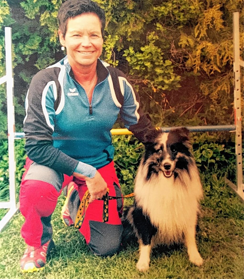 Andrea Jung und Chewy, einer ihrer Shetland Sheepdogs, kurz Sheltie.