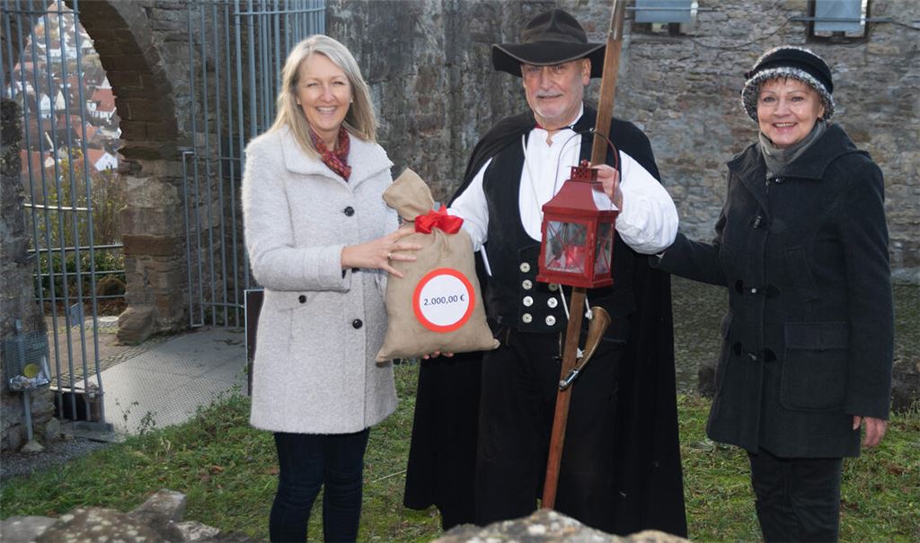 Andrea Kienzle (li.) und Doris Schlicke nehmen von Rainer Wallinger die Spende für die Familienherberge Lebensweg entgegen. Foto: Fotomoment