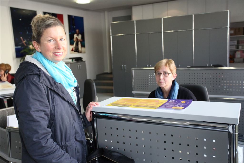 Andrea Kunzmann (re.) mit Kundin Andrea Frank, Lehrerin an der Osterfeld-Grundschule.  Foto: Hägele/Theater Pforzheim