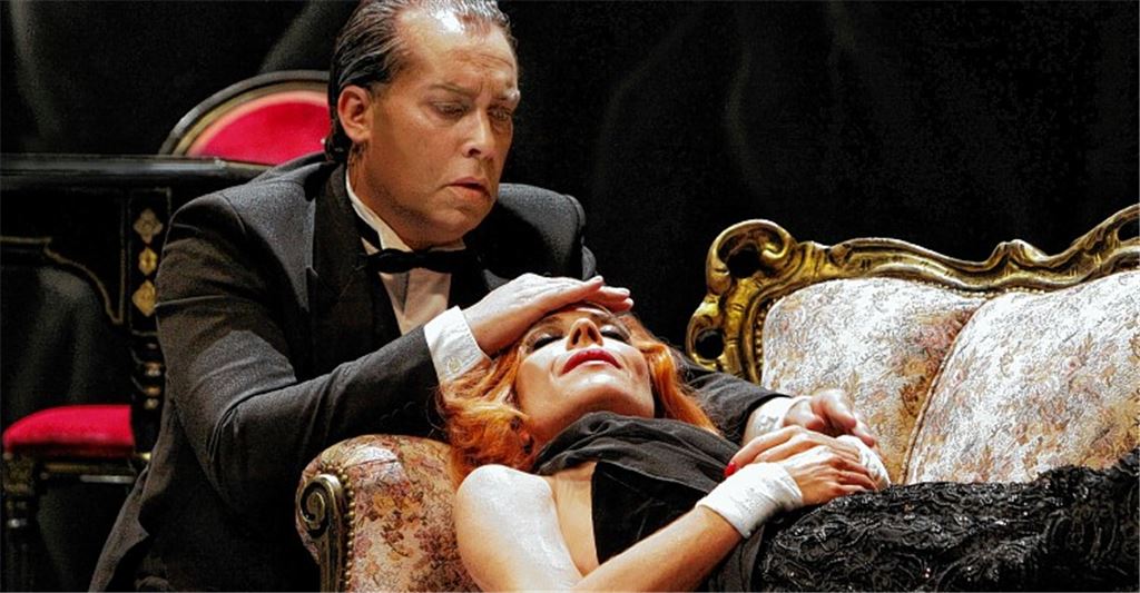 Andrea Matthias Pagani (Max von Mayerling) und Lilian Huynen (Norma Desmond) in einem Stück über verblassenden Ruhm und enttäuschte Hoffnungen.