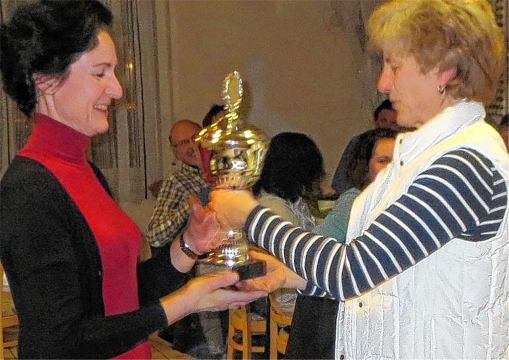 Andrea Schellenberger (li.) erhält von Manuela Fais den Leistungspokal überreicht. Foto: Heintel