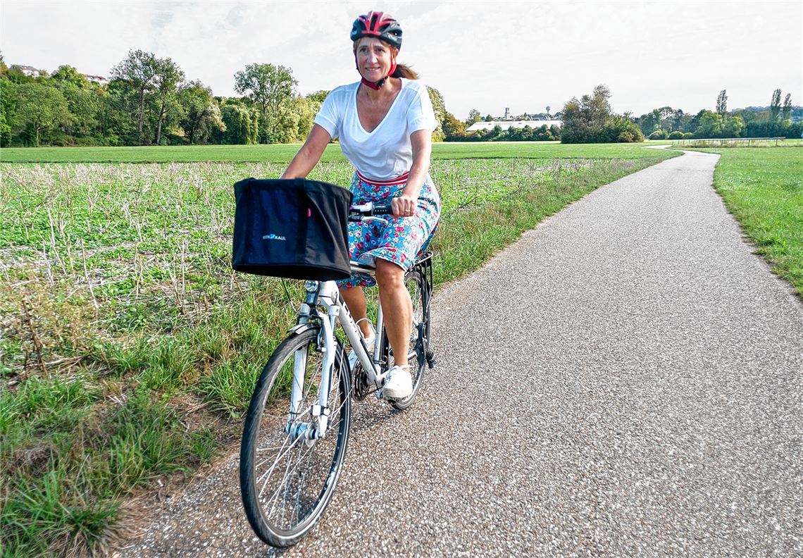 Andrea Wexel, die Radwegemanagerin des Enzkreises, tritt gerne selbst in die Pedale und macht sich für eine bessere Radverkehrsinfrastruktur stark.Foto: Fotomoment