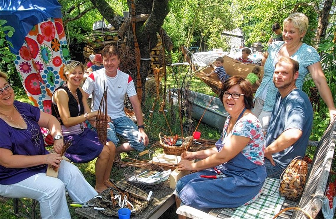 Andrea und Michael Binder haben bei ihrem Hof-Brunch die Weidenflechterin Jeanette Benz zu Gast, die mit Siegmar Benz, Silke Weiß und Silke Grausam (v. re. ) Flechtkunst herstellt. Foto: Fotomoment.