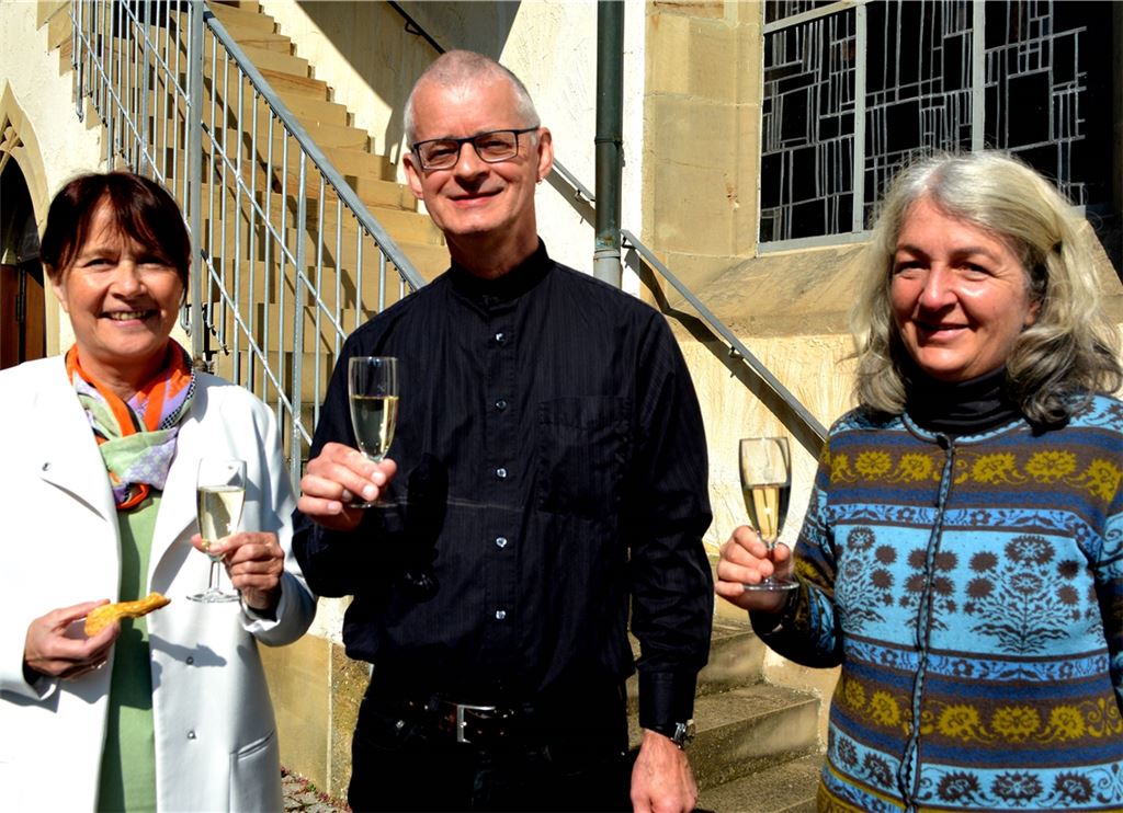 Andrea und Siegfried Mangold mit Pfarrer Sigrid Telian (re.) beim „Ständerling“ zum Abschied des Kirchenmusikers. Foto: Stahlfeld