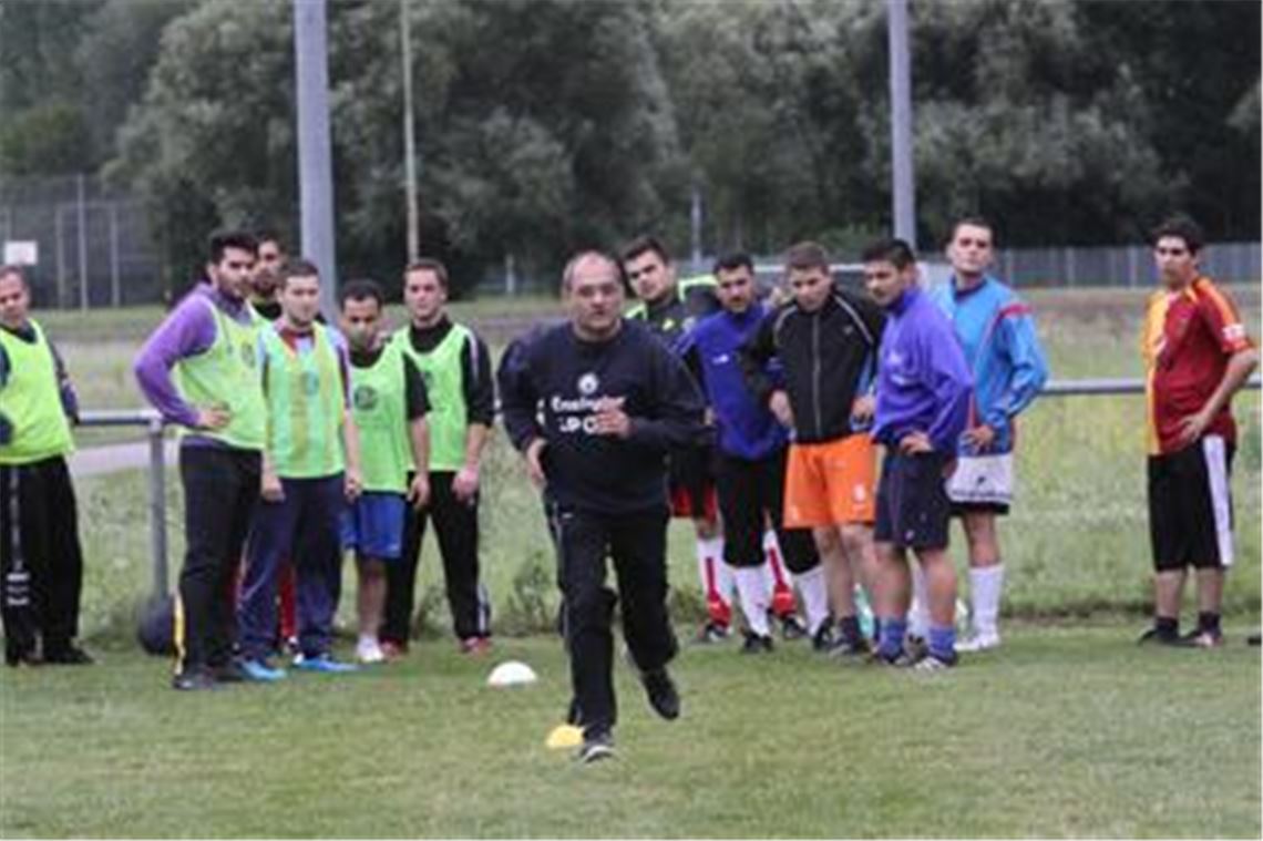 Andreas Allegro (Mitte) triezt seine Spieler dieser Tage mit viel Fitnesstraining, geht aber selbst mit gutem Beispiel voran und demonstriert die Übungen. 
Foto: Eigner