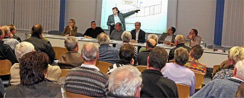 Andreas Bernreuther von Wald + Corbe erläutert, wie bei einem Hochwasserereignis der Wasserstand der Schmie absinkt, wenn der Bachlauf aufgeweitet wird. Foto: Goertz