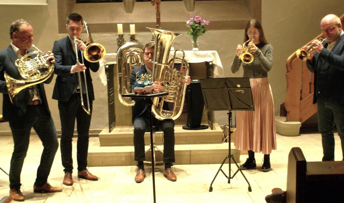 Andreas Binder (Horn; v.li.), Alexander Steixner (Posaune), Karl-Wilhelm Hultsch (Tuba), Tabea Müller (Trompete) und Hans Zellner (Trompete). Foto: Filitz