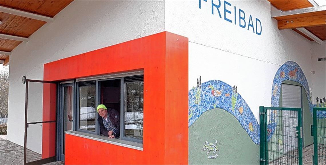 Andreas Burger, Bademeister und zweiter Vorsitzender des Freibadfördervereins, hofft, dass ein neuer Betreiber für den Kiosk gefunden wird. Foto: Hansen