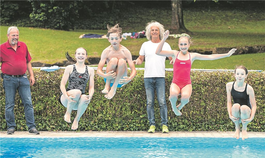 Andreas Burger und Jürgen Schmid (hinten v.li.) haben Spaß an den Sprüngen von Helena, Quirin, Luzie und Henriette (vorne v.li.). Foto: Fotomoment