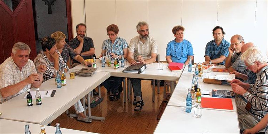 Andreas Butz, die Mühlacker Stadtarchivarin Marlis Lippik und Professor Konrad Dussel (hinten v. re.) leiten das Projekt zur neuen Lienzinger Ortschronik. 