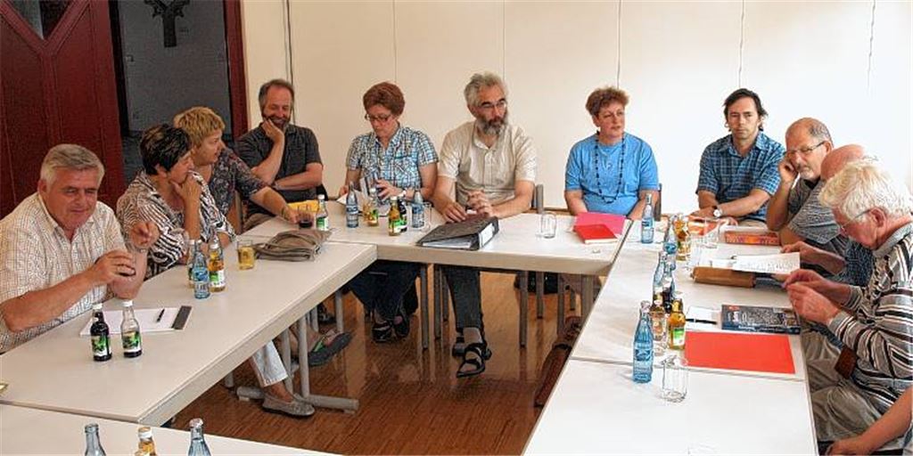 Andreas Butz, die Mühlacker Stadtarchivarin Marlis Lippik und Professor Konrad Dussel (hinten v. re.) leiten das Projekt zur neuen Lienzinger Ortschronik. 