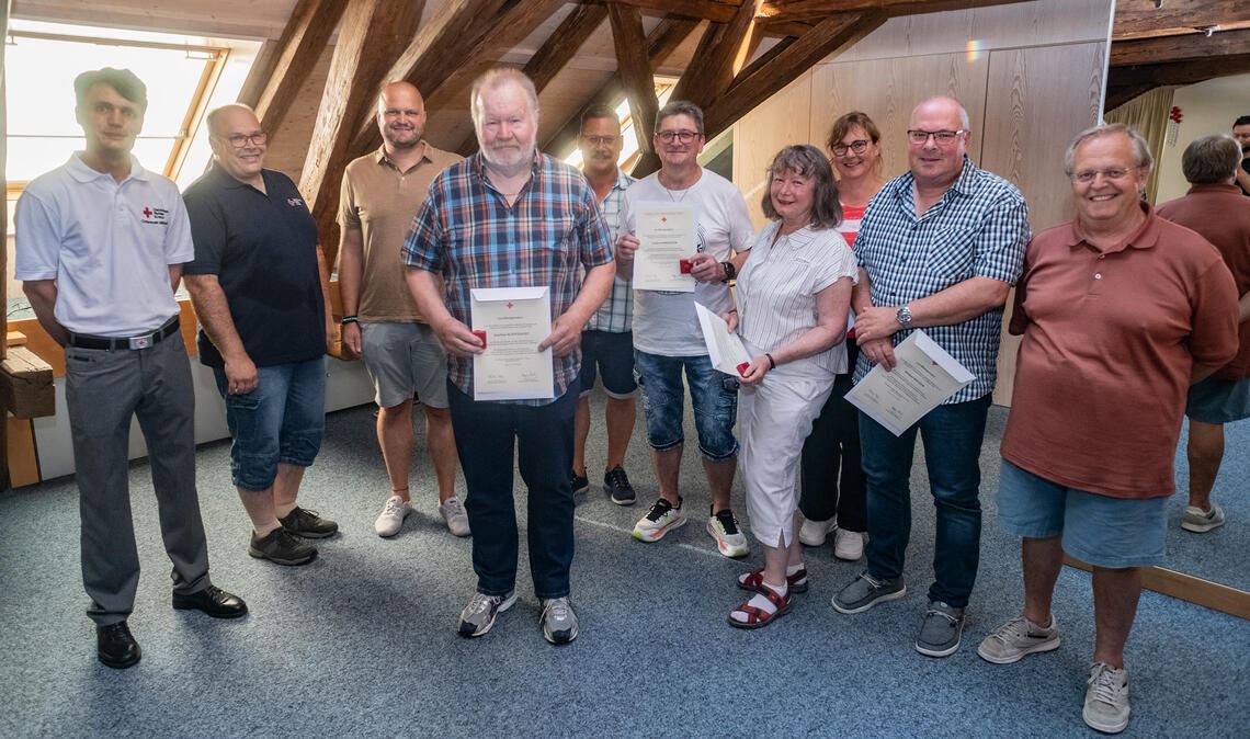 Andreas Donath und Steffen Renz danken Philipp Menikheim, Joachim Schweikert, Stefan Dreher, Jochen Dorschner, Doris Wittmer, Cornelia Dreher und Michael Röcker mit Bürgermeister Werner Henle (v.li.) für ihre Blutspenden. Foto: Fotomoment
