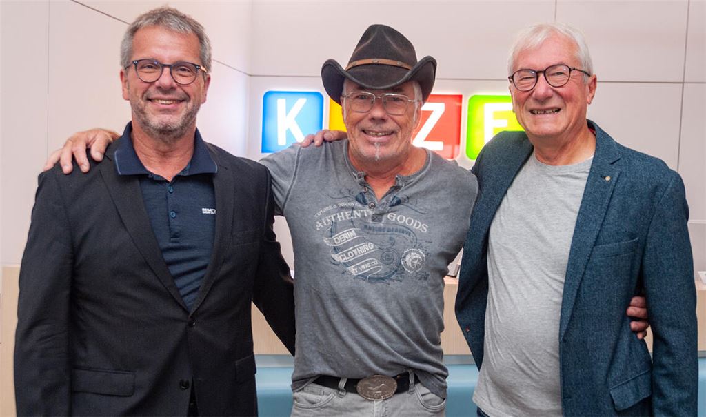 Andreas Felchle (li.) und Fritz Schäfer (re.) danken Wolfgang Kienzle für die „Benefiz Night“. Foto: Fotomoment