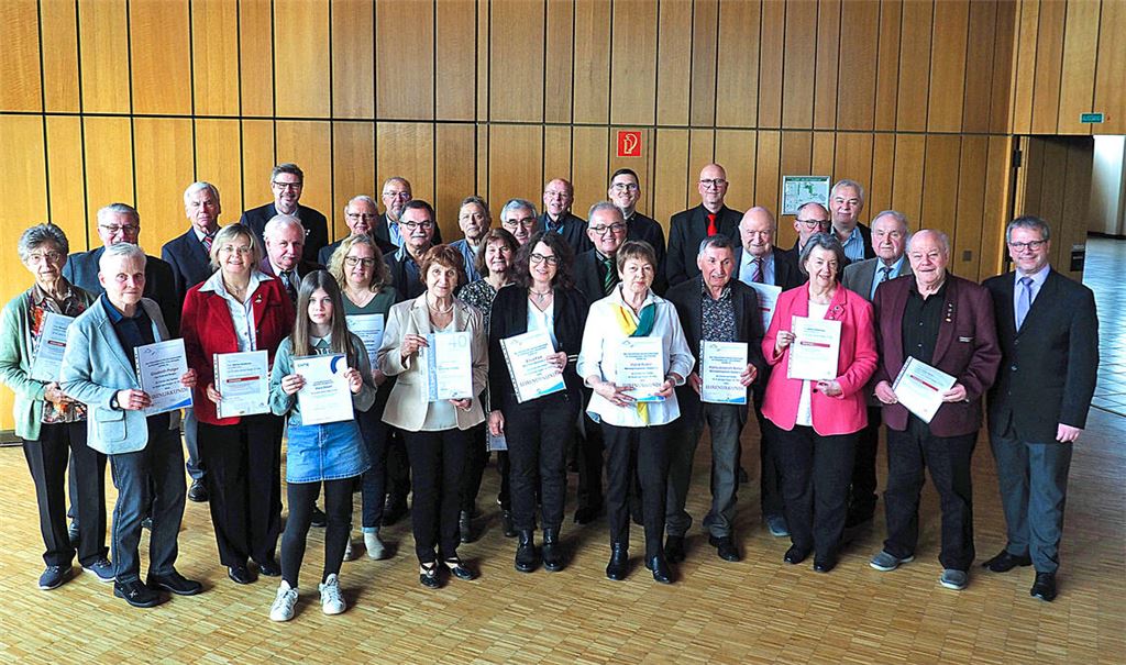 Andreas Felchle (re.), Präsident des Chorverbandes Nordschwarzwald, freut sich zusammen mit den ausgezeichneten Sängerinnen und Sängern über den gelungenen Ehrungstag.