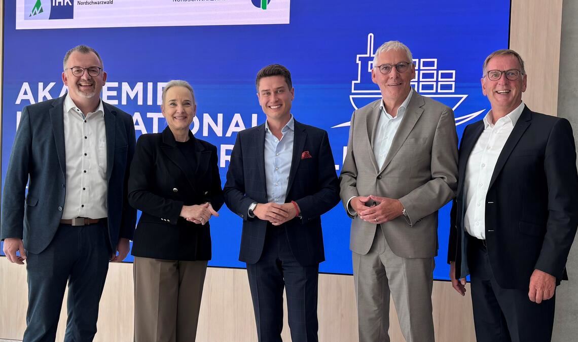 Andreas Junt, Landrat Kreis Freudenstadt und Vorsitzender der WFG-Gesellschafterversammlung (v. li.), Tanja Traub, Hauptgeschäftsführerin IHK Nordschwarzwald, Dejan Micic, Wirtschaftsförderer der Stadt Horb und neuer Geschäftsführer der WFG ab April des nächsten Jahres, Helmut Riegger, Landrat Kreis Calw und Vorsitzender des WFG-Aufsichtsrats, sowie Jochen Protzer, Geschäftsführer der WFG. Foto: pivat