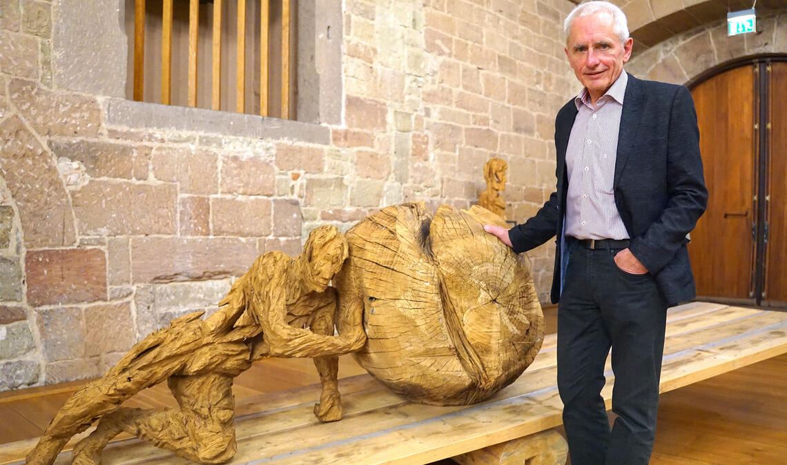 Andreas Kuhnlein in der Ausstellung im Maulbronner Fruchtkasten mit seiner Skulptur „Sisyphos“. Fotos: Bastian