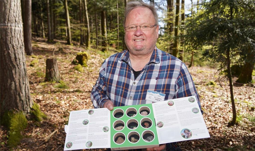 Andreas Megerle ist „steinreich“ – zumindest an Kenntnissen. Welche Gesteine es im nördlichen und mittleren Schwarzwald gibt, zeigen die „GeoBoxen“. Foto: Roller