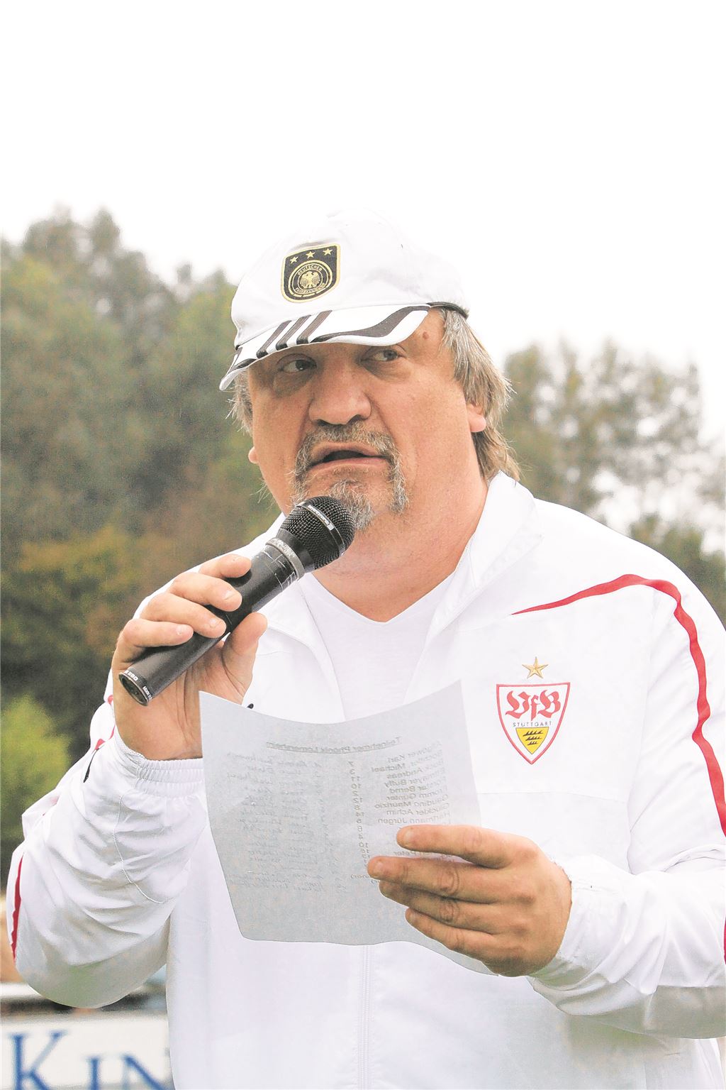 Andreas „Pat“ Burkhardt im Oktober 2010, als aus Anlass seines 50. Geburtstags die Traditionsmannschaft des VfB Stuttgart in Lomersheim spielte.  Archivfoto:  Eigner