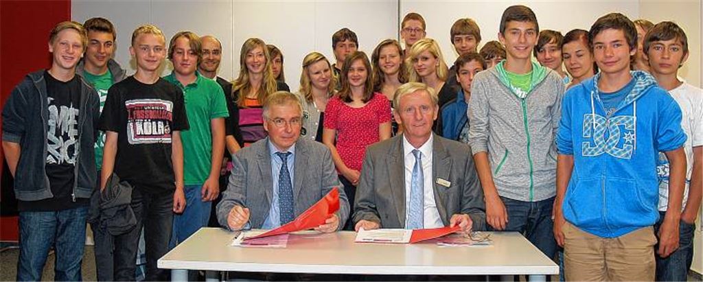 Andreas Petermann (vorne li.) und Berthold Heiling mit den Realschülern der Klasse 8a.