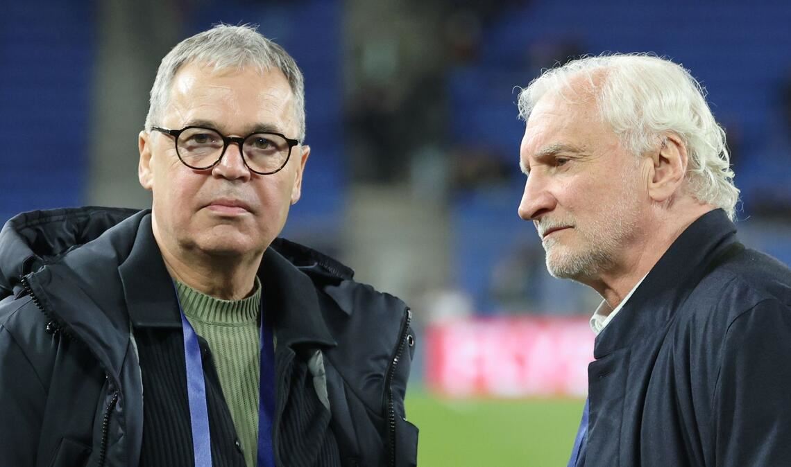 Andreas Rettig (l.) und Rudi Völler (r.) stehen vor einem Länderspiel auf dem Platz (Archivbild)