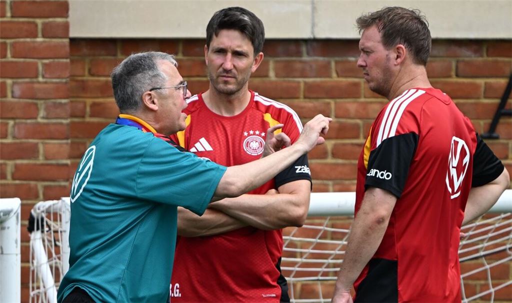 Andreas Rettig (l.) vertritt bei den Prämienverhandlungen die DFB-Seite.
