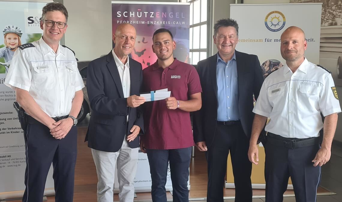 Andreas Stäble (Referat Prävention der Polizei Pforzheim, v.li.), Manfred Karle (S&G-Stiftung), der 5000. Schutzengel Max Hauck, Tilo Schneider von der Firma Richard Wolf in Knittlingen und Projektleiter Kay Erlenmayer. Foto: Peche
