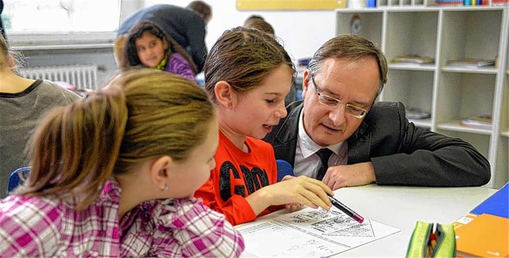 Andreas Stoch (re., SPD), Kultusminister von Baden-Württemberg besucht in der Drais-Gemeinschaftsschule in Karlsruhe den Unterricht einer fünften Klasse. 
