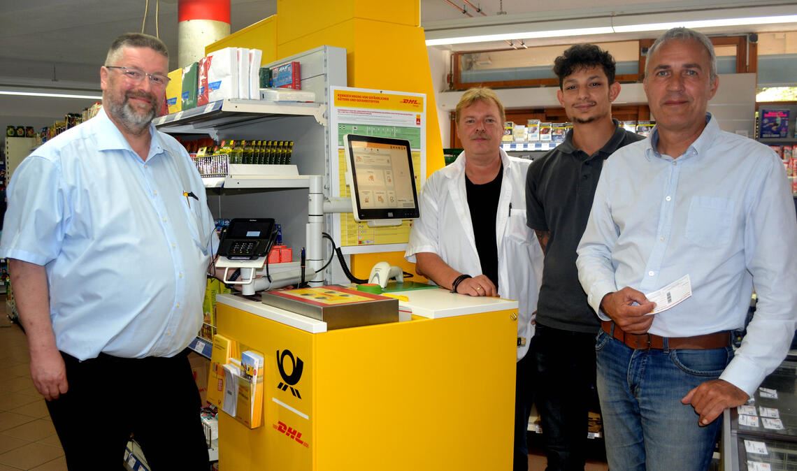 Andreas Supper (v.l), Martin Schelske, sein Mitarbeiter Quentin Garcia Finkbeiner und Ulrich Hagenbuch stellen die neu eröffnete Postpartnerfiliale in Lomersheim vor. Foto: Stahlfeld