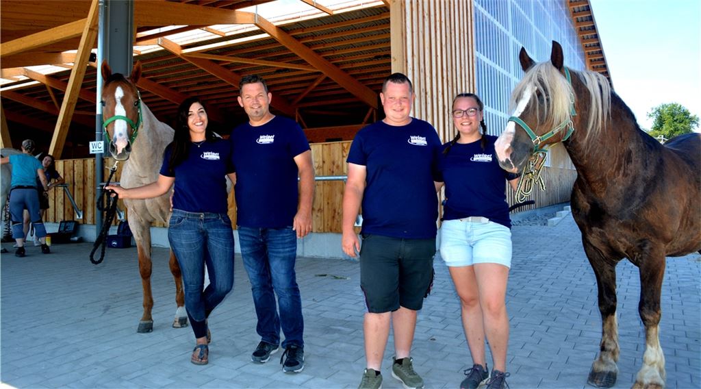 Andreas Weigel (li.) mit Partnerin Alma Bublat und Sohn Micha Weigel mit Partnerin Meike Schillinger präsentieren stolz die neue Halle der Öffentlichkeit. Fotos: Stahlfeld