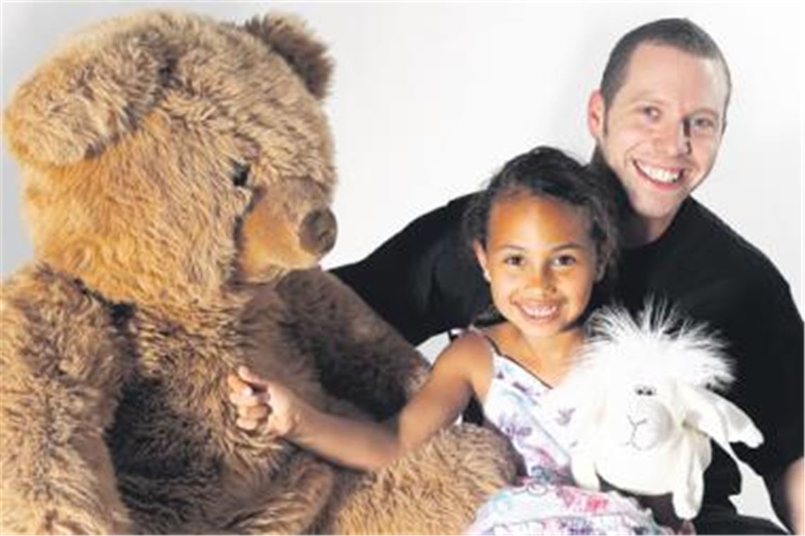 Andreas Wiener setzt sich für die Kinderschutzengel ein. Das Schaf in Moesha Richters Hand ist das Maskottchen des Vereins. Foto: Fotomoment