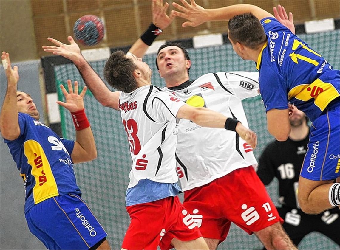 Andrej Klimovets (2. v. re) bleibt der TGS Pforzheim in der Rückrunde erhalten. Schon im Hinspiel, das am 3. November mit einem 33:18 für die TGS endete. wirbelte der Ex-Nationalspieler und Weltmeister von 1997 die Reihen der SG Pforzheim/Eutingen (blaue Trikots) durcheinander. Foto: Rubner