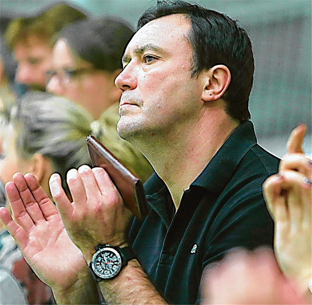 Andrej Klimovets, alter und neuer TGS-Trainer, beklatscht den Sieg gegen Saarlouis. Foto: Rubner