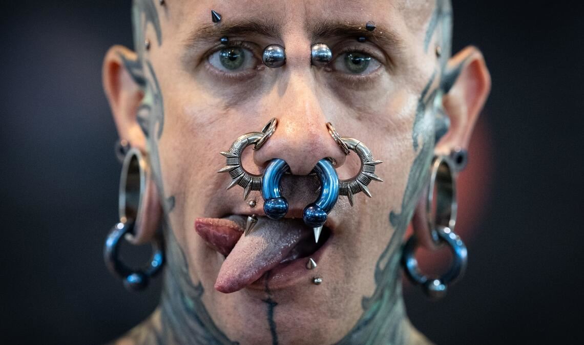 Andrew aus Spanien präsentiert Tattoos, Piercing und eine gespaltene Zunge auf der Tattoo Convention in Frankfurt.