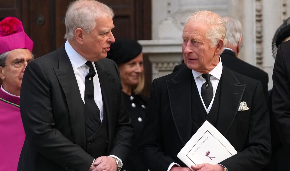 Andrew (l.) ist eine Belastung für seinen Bruder, König Charles III. (Archivbild)
