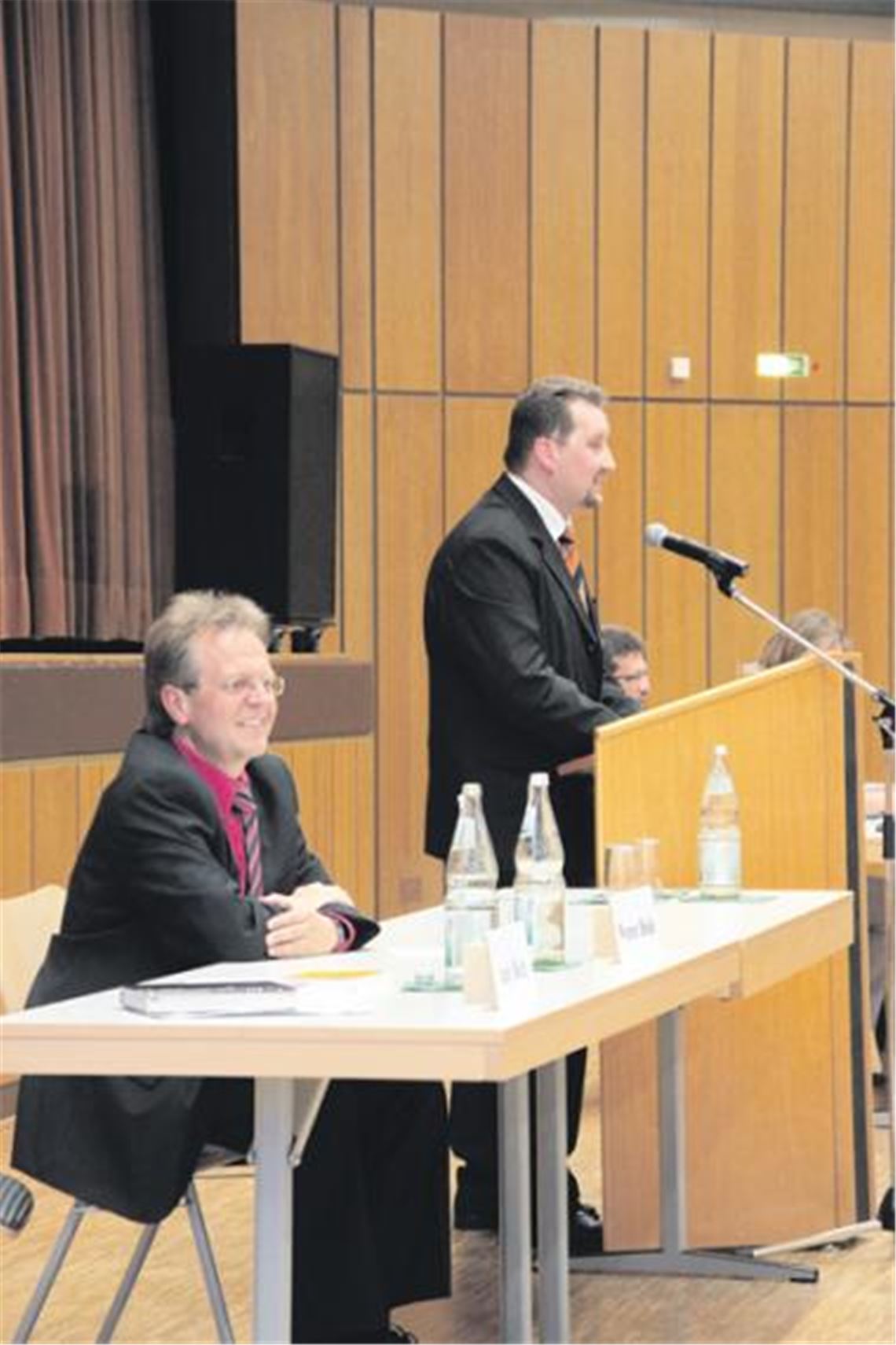 Andy Bloch versucht, die teils bohrenden Fragen nach seiner Qualifikation und seinen Kenntnissen über die Gemeinde zu beantworten. Amtsinhaber Werner Henle hört gelassen zu. 
Foto: Goertz