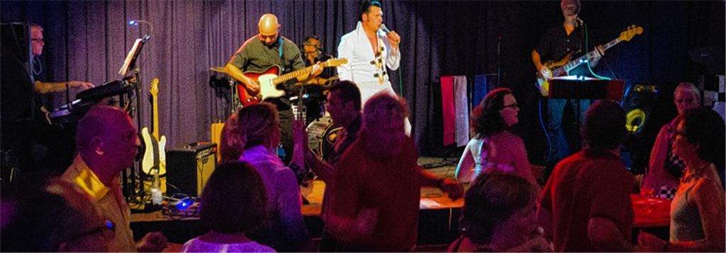 Andy King und die Memphis Riders rocken den Musikpark Live in Maulbronn. Die Gäste, teils in stilechten 70er-Jahre-Köstümen, schwofen bis tief in die Nacht.