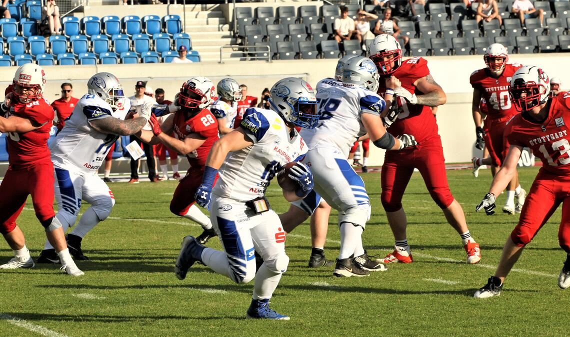 Wilddogs ziehen den Scorpions den Stachel Andy Lehmann von den Pforzheim Wilddogs (Mitte) ist im Spiel gegen die Stuttgart Scorpions nicht aufzuhalten. Fotos: Keller