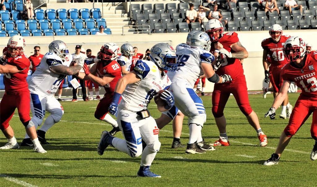 Andy Lehmann von den Pforzheim Wilddogs (Mitte) ist im Spiel gegen die Stuttgart Scorpions nicht aufzuhalten. Fotos: Keller