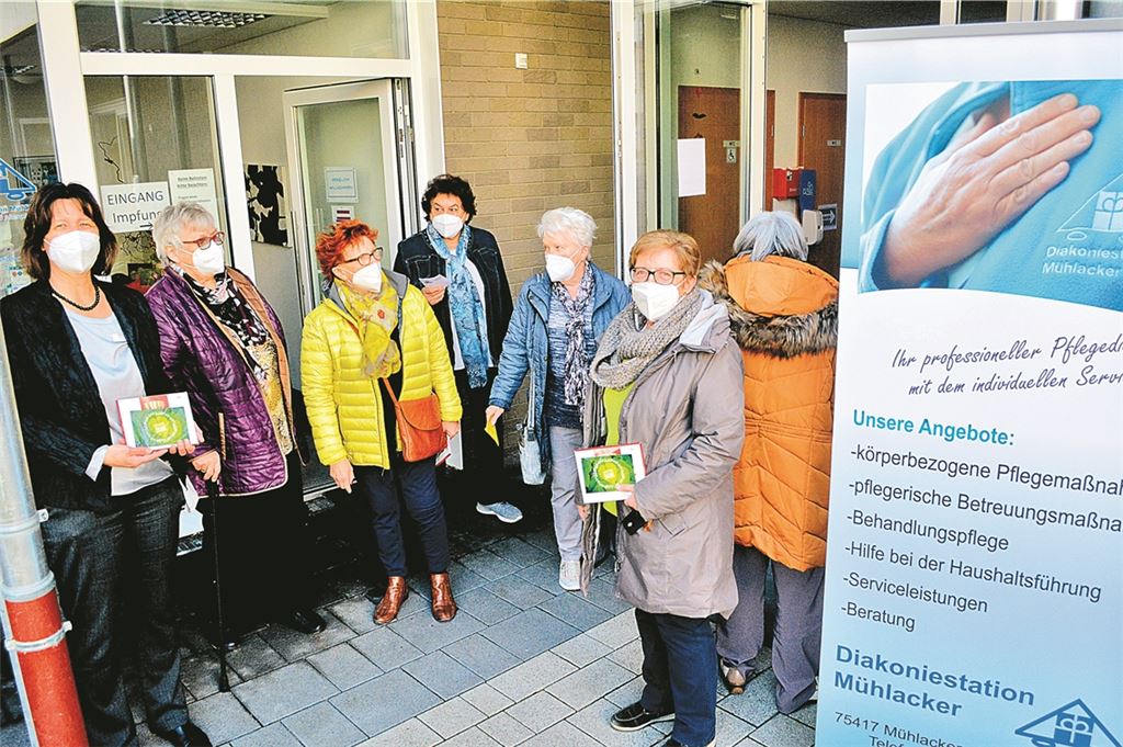 Anerkennung: Beim Impftermin in der Diakoniestation Mühlacker werden Gisela Schmid-Beck (gelbe Jacke) und Marie Luise Ziegler (graue Jacke) für ihren Einsatz geehrt.Stahlfeld
