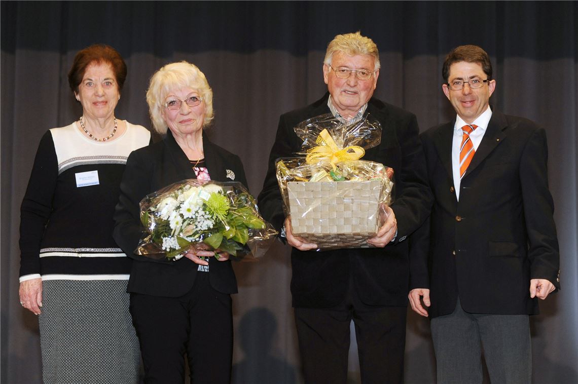 Anerkennung: Den Sonderpreis für besondere Verdienste im Ehrenamt überreichen Verlegerin Brigitte Wetzel (li.) und Verleger Hans-Ulrich Wetzel (re.) an Tilo und Edith Pürmayr aus Sternenfels.
