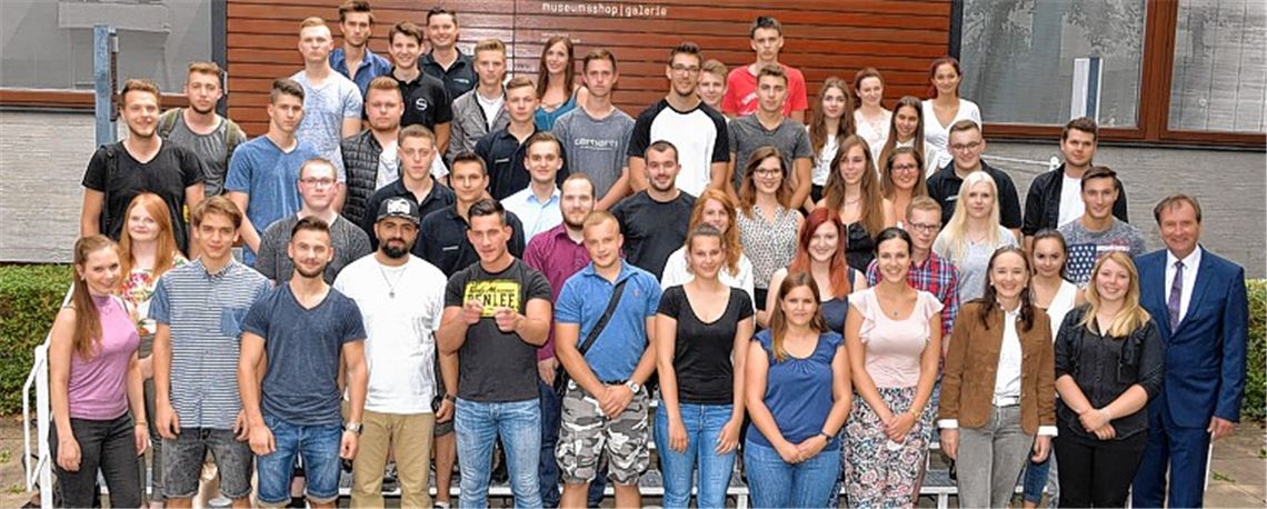 Lehrlinge werben an Schulen für ihre Berufe