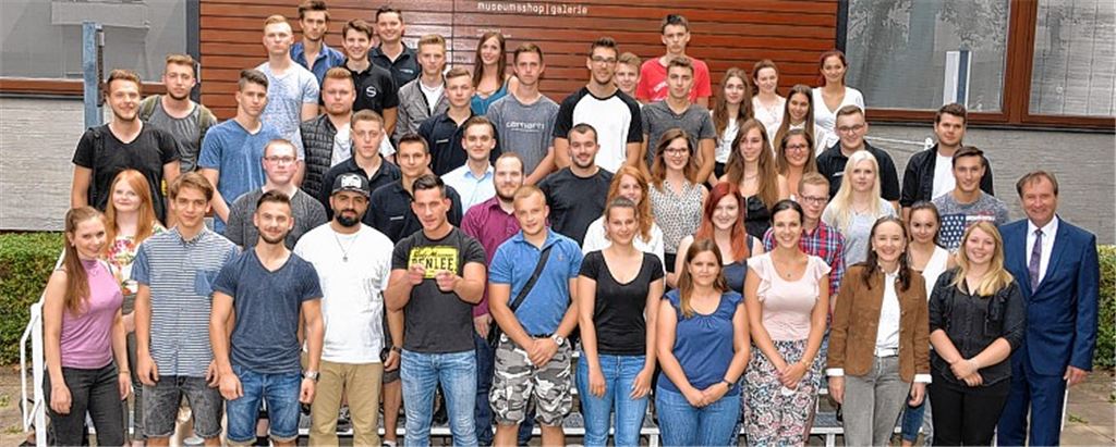 Lehrlinge werben an Schulen für ihre Berufe