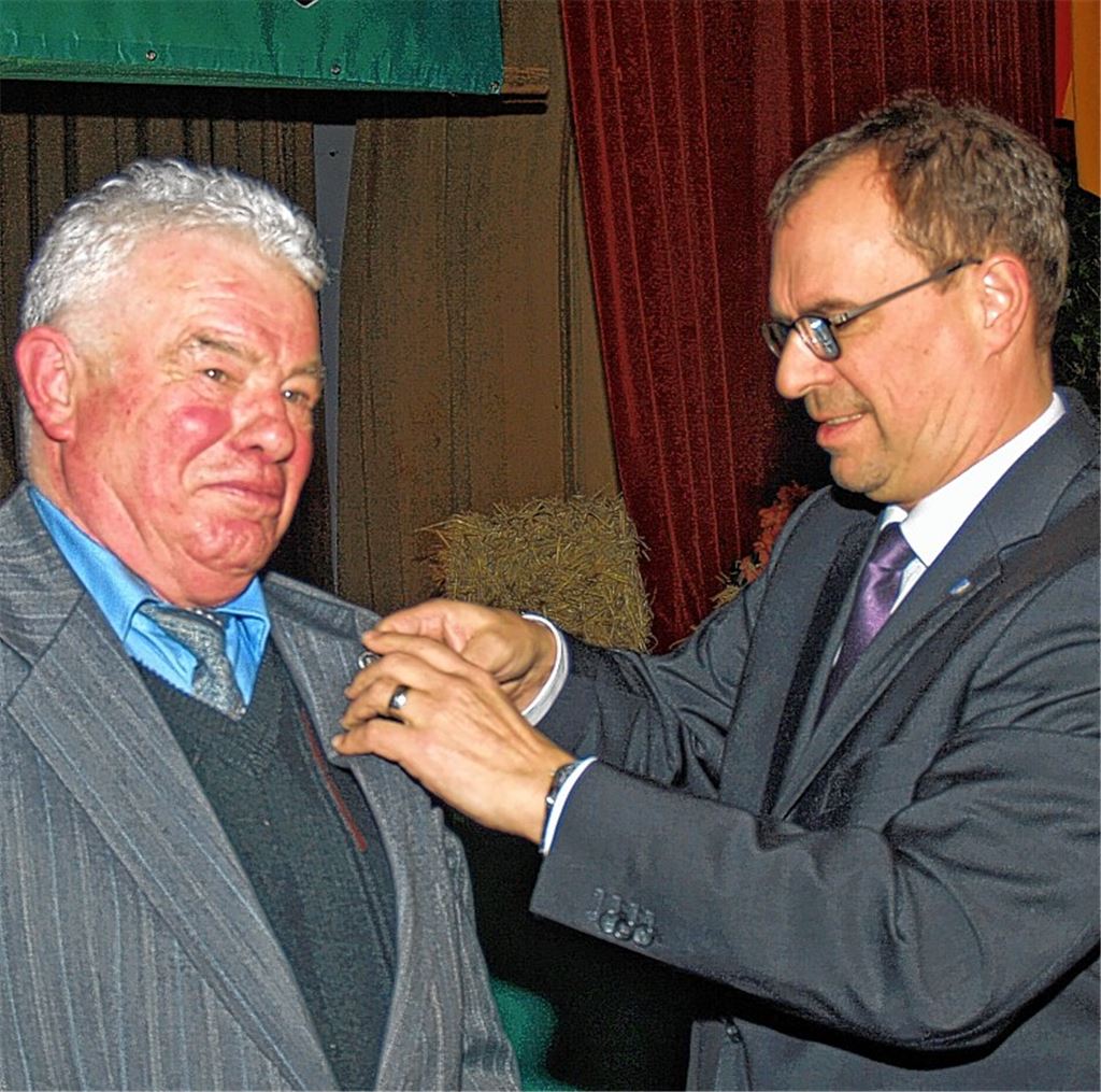 Anerkennung I: Oberbürgermeister Frank Schneider zeichnet im Auftrag von Ministerpräsident Winfried Kretschmann den Ersten Vorsitzenden des OGV Enzberg Theo Bellon mit der Ehrennadel des Landes Baden-Württemberg aus.