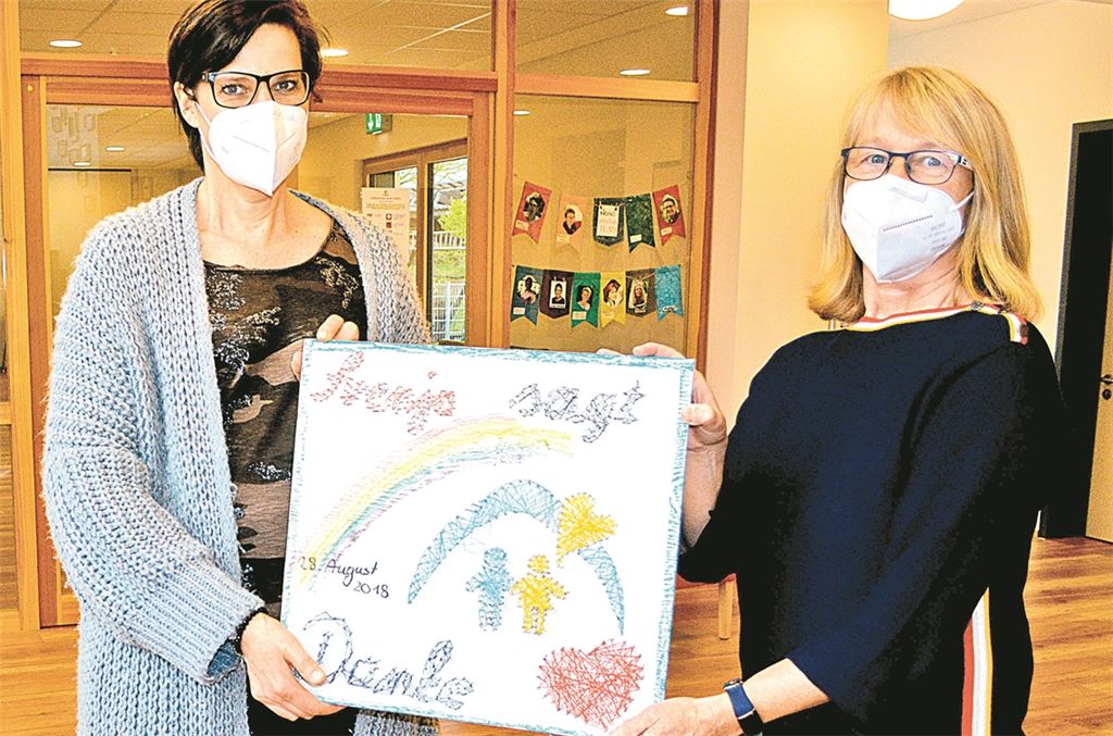 Anerkennung: Karin Eckstein (re.) und Andrea Ebner mit dem gemalten Dankeschön eines Gastes. Vor drei Jahren feierte die Familienherberge Lebensweg die Einweihung.Stahlfeld, Archiv, privat