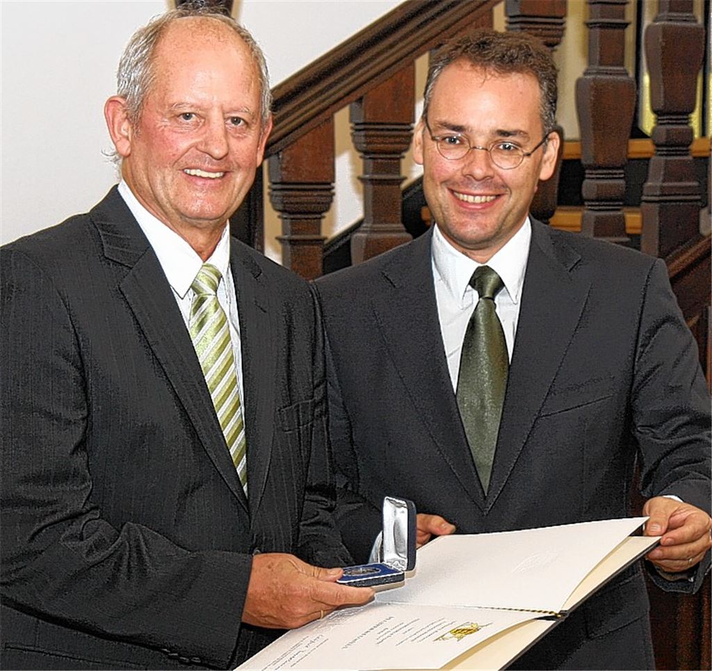 Anerkennung: Landesminister Peter Friedrich (re.) überreicht die Staufermedaille an Heinrich Furrer.