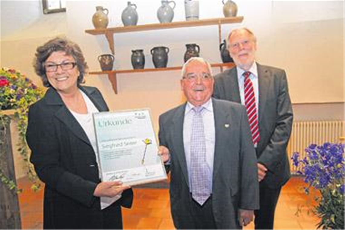 Anerkennung: Siegfried Seiter (Mitte) nimmt in der Kelter den erstmals verliehenen Bürgerpreis der Bürgerstiftung entgegen. Überreicht wird er von den Vorstandsmitgliedern der Bürgerstiftung Mühlacker, Ursula Schaier und Wolf-Dieter Fuchslocher.
Foto: Eier