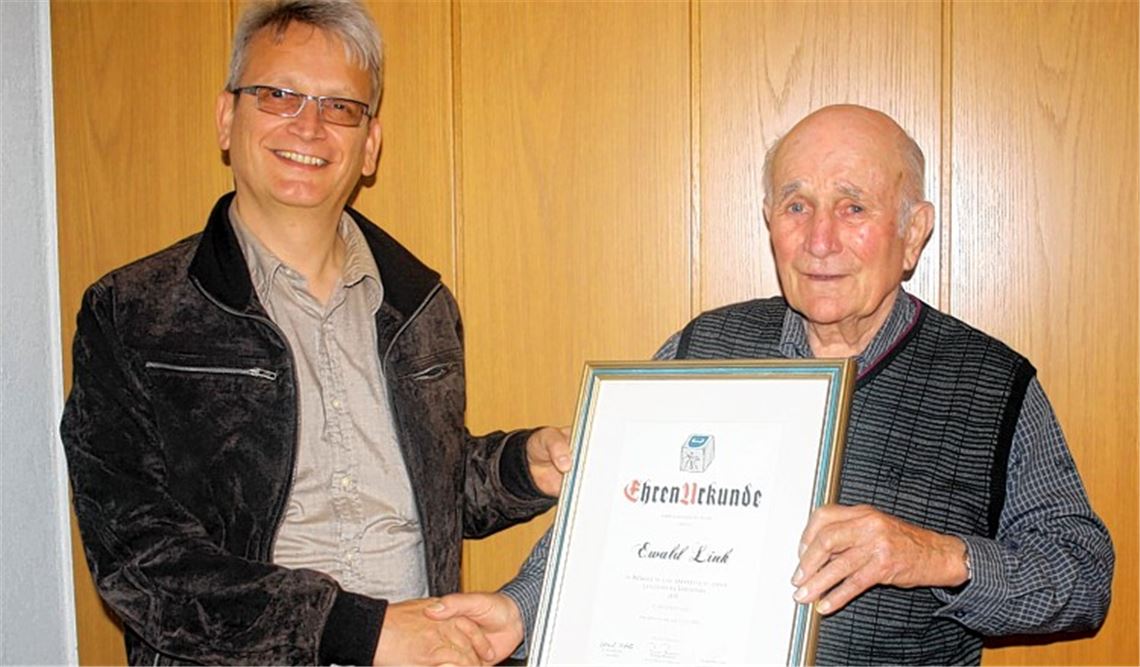 Anerkennung: Ulrich Klotz ernennt seinen Vorgänger Ewald Link (re.) zum Ehrenmitglied.