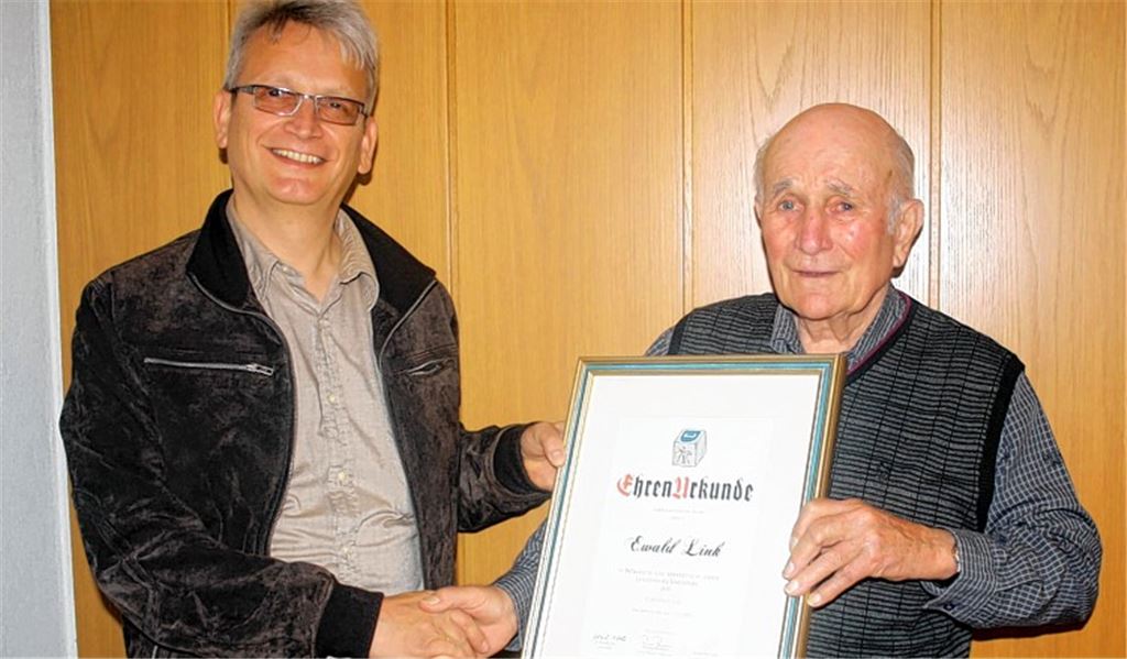 Anerkennung: Ulrich Klotz ernennt seinen Vorgänger Ewald Link (re.) zum Ehrenmitglied.