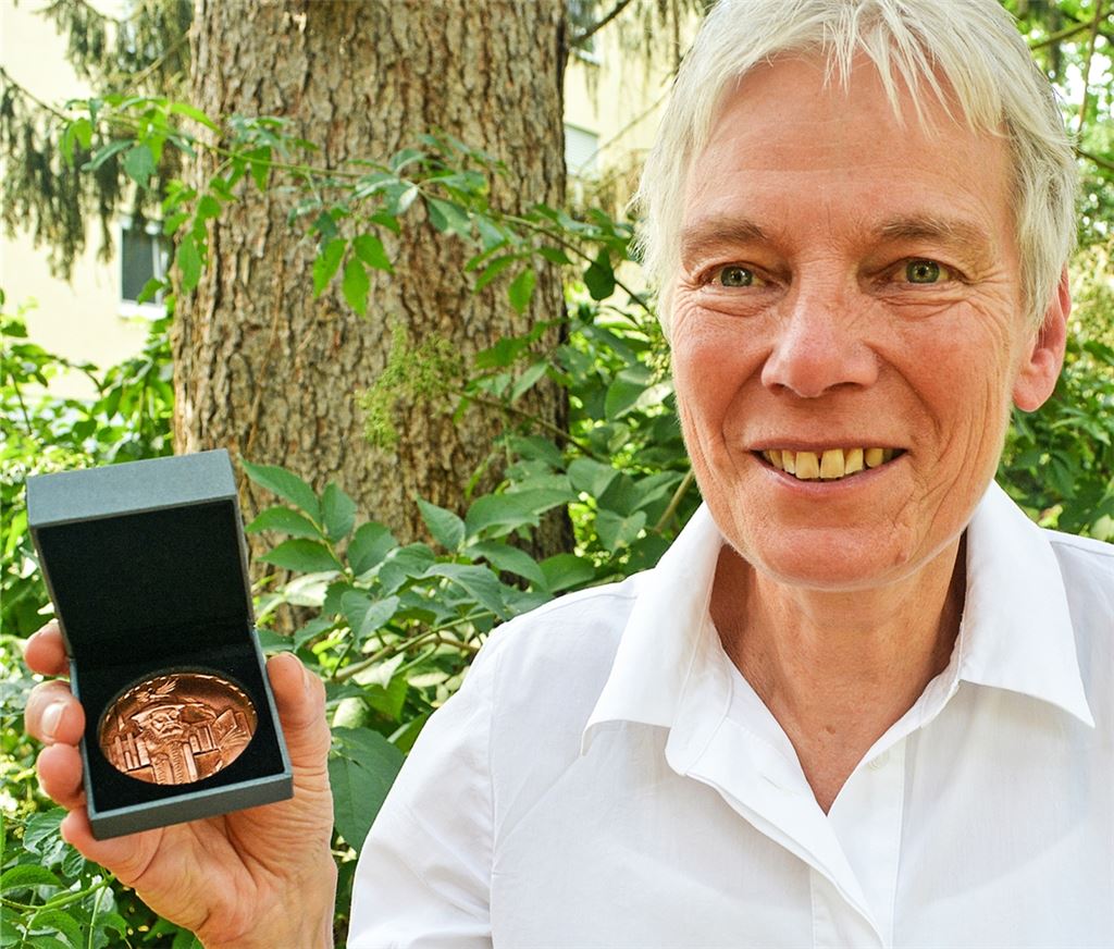 Anerkennung für Barbara Straub: Die Brenz-Medaille in Bronze ist eine der höchsten Auszeichnungen der evangelischen Landeskirche. Foto: Stahlfeld