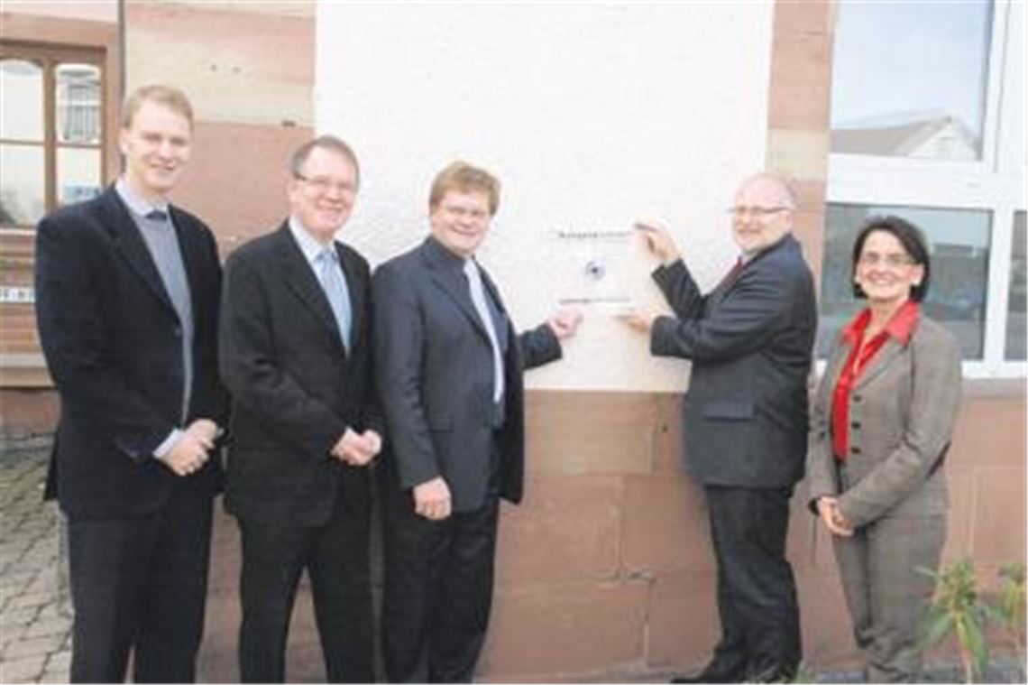 Anerkennung für Wiernsheim: Landrat Karl Röckinger (2. v. re.) überreicht Bürgermeister Karlheinz Oehler die Auszeichnung für vorbildlichen Klimaschutz. Mit dabei: Klimaschutzbeauftragte Marqués Berger, Umweltdezernent Karl-Heinz Zeller und Gemeinderat Achim Stuible (li.). Foto: Franz